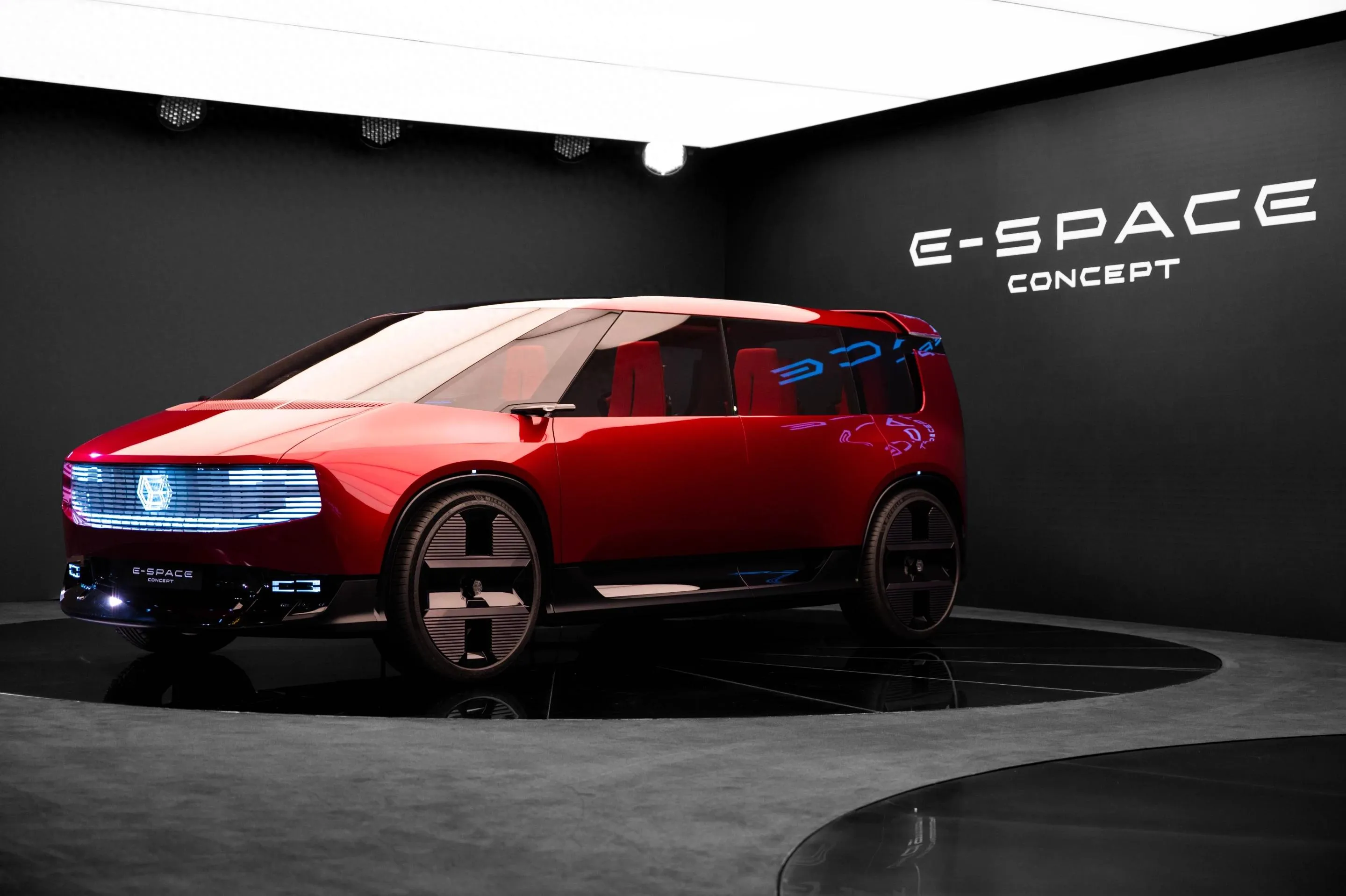 雷诺 E-Space 概念车亮相巴黎车展，六座灵活座舱重塑家用电动 MPV
