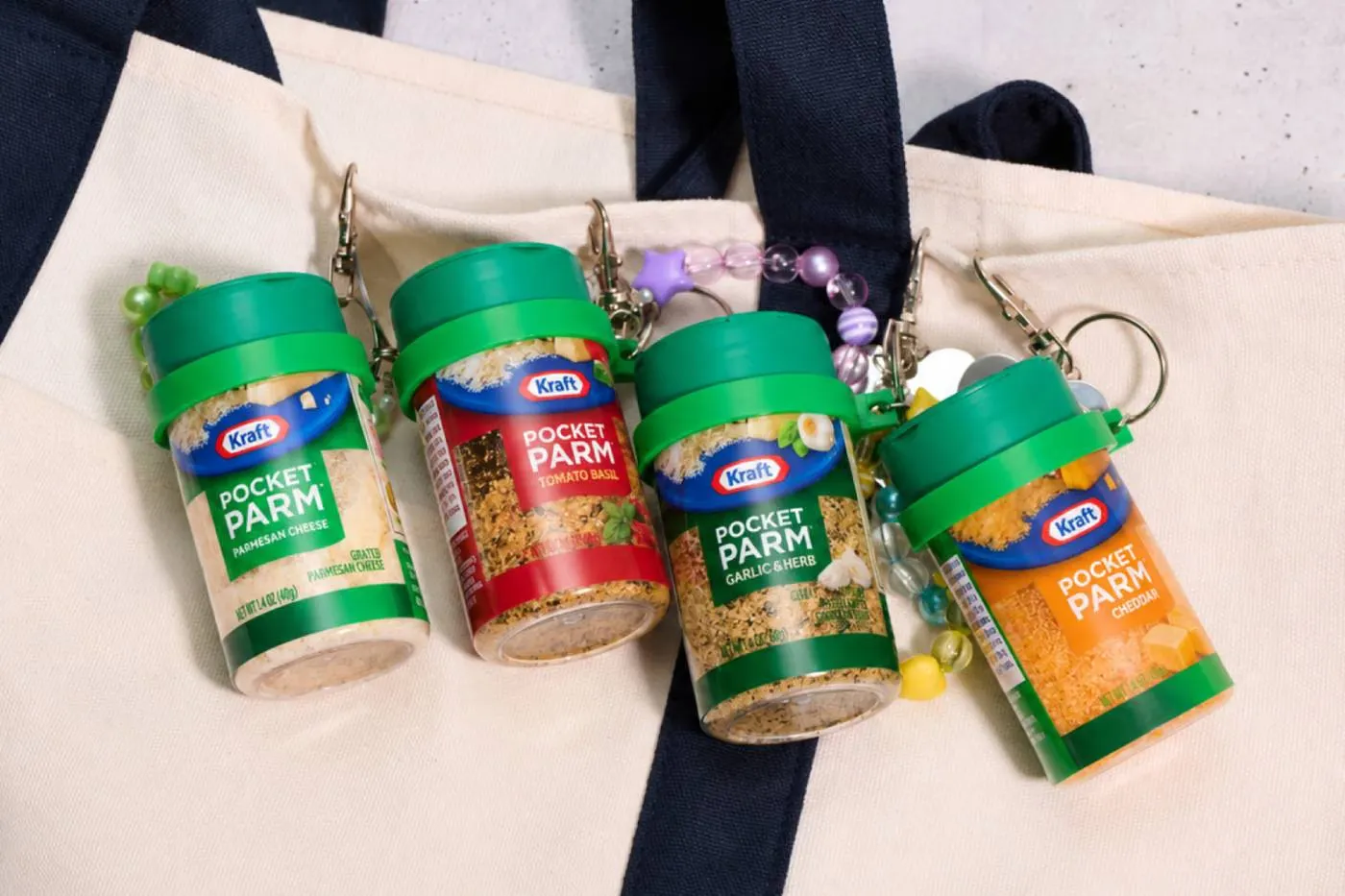 Kraft 推出 Pocket Parm 迷你芝士粉，变身手袋挂饰
