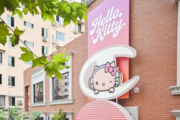 Champion 携手 Hello Kitty 推出全新联名系列，上海限定快闪同步登场