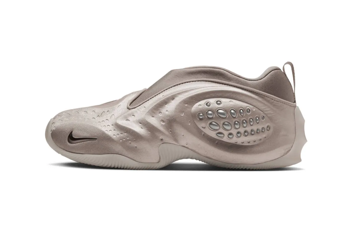 Nike First Sight Shadow 全新「Cream II and Enigma Stone」配色呈现 Y2K 篮球风懒人鞋款